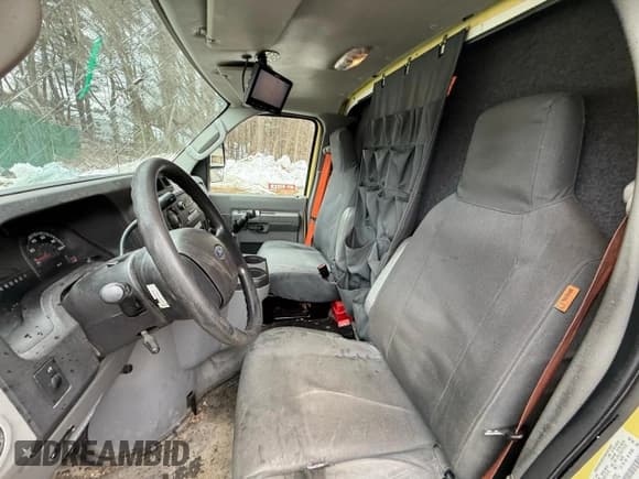 ✅ 2019 Ford Econoline Commercial • VIN: 1FDXE4FS9KDC57732 • Lot: 56853725. Wystawiony na Copart z przebiegiem 98 239 mil. Bezpłatny archiwum sprzedaży aukcyjnych z USA i szczegółowy raport historii pojazdu na DreamBid. Zdjęcie 5.