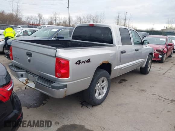 2007 Dodge Dakota SLT with VIN 1D7HW48K77S129162, listed as a IAAI auction lot 41842077 with 186,172 mi miles and . Bid and sale history available at DreamBid. Image 4.