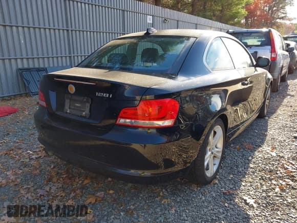 ✅ 2013 BMW 1 Series 128i • VIN: WBAUP9C52DVS94371 • Lot: 43637948. Wystawiony na IAAI z przebiegiem 135 754 mil. Bezpłatny archiwum sprzedaży aukcyjnych z USA i szczegółowy raport historii pojazdu na DreamBid. Zdjęcie 4.
