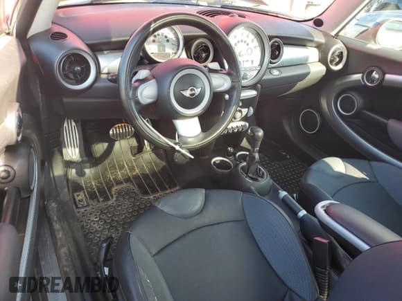 ✅ 2007 MINI Hardtop S • VIN: WMWMF73517TL90225 • Lot: 81262165. Listed on Copart with 98,263 mi. Free auction sales archive from the USA and detailed vehicle history report at DreamBid. Image 8.