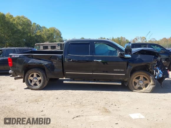✅ 2015 Chevrolet Silverado 2500HD LTZ • VIN: 1GC1KWE89FF117551 • Лот: 43428295. Опубликован ранее на IAAI с пробегом 327 618 миль. Бесплатный доступ к архиву аукционных продаж из США и подробный отчёт об истории автомобиля на DreamBid. Изображение 13.
