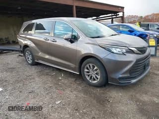 ✅ 2021 Toyota Sienna LE • VIN: 5TDKRKEC9MS032378 • Lot: 43665839. Listed on IAAI with 26,979 mi. Free auction sales archive from the USA and detailed vehicle history report at DreamBid. Image 1.