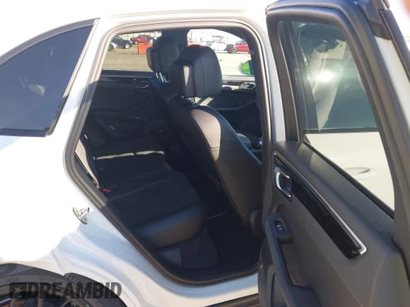 ✅ 2021 Porsche Macan • VIN: WP1AA2A59MLB08627 • Lot: 43028594. Wystawiony na IAAI z przebiegiem 30 803 mil. Bezpłatny archiwum sprzedaży aukcyjnych z USA i szczegółowy raport historii pojazdu na DreamBid. Zdjęcie 8.