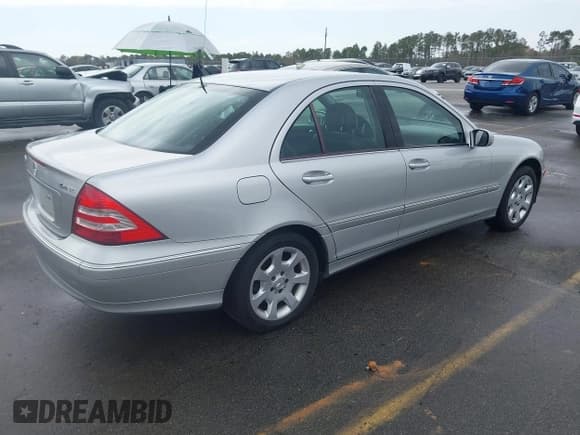 ✅ 2005 Mercedes-Benz C 240 • VIN: WDBRF81J45F690480 • Lot: 41780633. Wystawiony na IAAI z przebiegiem 150 147 mil. Bezpłatny archiwum sprzedaży aukcyjnych z USA i szczegółowy raport historii pojazdu na DreamBid. Zdjęcie 4.