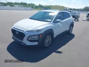 ✅ 2018 Hyundai Kona SEL • VIN: KM8K62AA5JU073459 • Лот: 43352612. Опубликован ранее на IAAI с пробегом 77 655 миль. Бесплатный доступ к архиву аукционных продаж из США и подробный отчёт об истории автомобиля на DreamBid. Изображение 2.