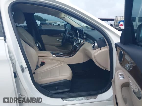 ✅ 2017 Mercedes-Benz C 300 • VIN: 55SWF4JB3HU189495 • Lot: 42668876. Wystawiony na IAAI z przebiegiem 45 724 mil. Bezpłatny archiwum sprzedaży aukcyjnych z USA i szczegółowy raport historii pojazdu na DreamBid. Zdjęcie 5.