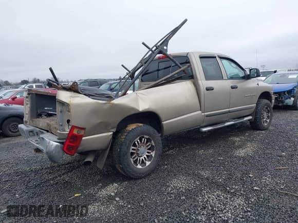 2005 Dodge 3500 SLT z VIN 3D7LS38C25G742321, wystawiony jako IAAI lot #41311486 z przebiegiem 244 511 mil mil oraz . Historia ofert i sprzedaży dostępna na DreamBid. Obrazek 4.