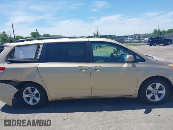 ✅ 2011 Toyota Sienna LE AAS • VIN: 5TDKK3DC8BS021610 • Lot: 42299036. Listed on IAAI with 118,377 mi. Free auction sales archive from the USA and detailed vehicle history report at DreamBid. Image 13.