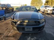 ✅ 2013 Ford Mustang V6 • VIN: 1ZVBP8AM8D5208010 • Lot: 84976975. Wystawiony na Copart z przebiegiem 60 943 mil. Bezpłatny archiwum sprzedaży aukcyjnych z USA i szczegółowy raport historii pojazdu na DreamBid. Zdjęcie 5.