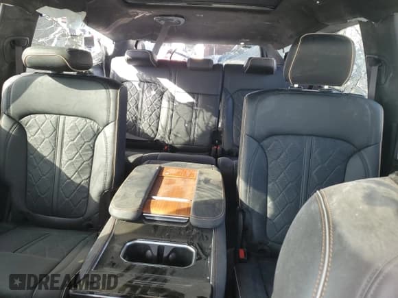 ✅ 2024 Jeep Grand Wagoneer Series III • VIN: 1C4SJSGP1RS171359 • Lot: 73889394. Wystawiony na Copart z przebiegiem 6 683 mil. Bezpłatny archiwum sprzedaży aukcyjnych z USA i szczegółowy raport historii pojazdu na DreamBid. Zdjęcie 10.