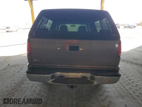 2002 Chevrolet S-10 LS z VIN 1GCDT19W128235954, wystawiony jako Copart lot #91596765 z przebiegiem 277 489 mil mil oraz Szkoda całkowita • Salvage title. Historia ofert i sprzedaży dostępna na DreamBid. Obrazek 6.