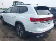 ✅ 2024 Volkswagen Atlas SE • VIN: 1V2HR2CA0RC562645 • Lot: 42788898. Listed on IAAI with 32,567 mi. Free auction sales archive from the USA and detailed vehicle history report at DreamBid. Image 3.