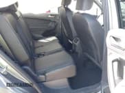 ✅ 2024 Volkswagen Tiguan SE R-Line Black • VIN: 3VVCB7AX4RM002566 • Lot: 43273661. Wystawiony na IAAI z przebiegiem 33 242 mil. Bezpłatny archiwum sprzedaży aukcyjnych z USA i szczegółowy raport historii pojazdu na DreamBid. Zdjęcie 8.