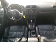 ✅ 2013 Volkswagen Golf GTI Wolfsburg Edition • VIN: WVWHV7AJ8DW133760 • Lot: 86565394. Wystawiony na Copart z przebiegiem 161 575 mil. Bezpłatny archiwum sprzedaży aukcyjnych z USA i szczegółowy raport historii pojazdu na DreamBid. Zdjęcie 8.