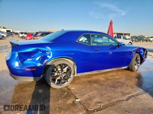 2022 Dodge Challenger SXT z VIN 2C3CDZAG8NH144145, wystawiony jako Copart lot #84024325 z przebiegiem 52 083 mil mil oraz Czysty tytuł • Clean title. Historia ofert i sprzedaży dostępna na DreamBid. Obrazek 3.