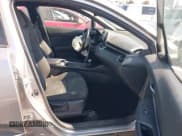 ✅ 2018 Toyota C-HR XLE • VIN: NMTKHMBX1JR058120 • Lot: 42585998. Wystawiony na IAAI z przebiegiem 98 494 mil. Bezpłatny archiwum sprzedaży aukcyjnych z USA i szczegółowy raport historii pojazdu na DreamBid. Zdjęcie 5.