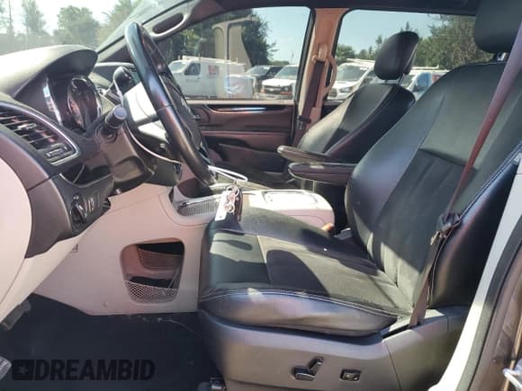 ✅ 2019 Dodge Grand Caravan SXT • VIN: 2C4RDGCG1KR657816 • Lot: 69939355. Wystawiony na Copart z przebiegiem 104 027 mil. Bezpłatny archiwum sprzedaży aukcyjnych z USA i szczegółowy raport historii pojazdu na DreamBid. Zdjęcie 7.