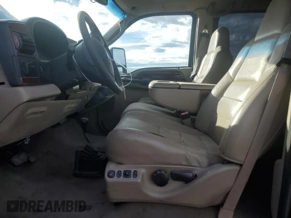 ✅ 2005 Ford F-350 XL • VIN: 1FTWW33P85EC90338 • Lot: 84300915. Wystawiony na Copart z przebiegiem 171 614 mil. Bezpłatny archiwum sprzedaży aukcyjnych z USA i szczegółowy raport historii pojazdu na DreamBid. Zdjęcie 7.