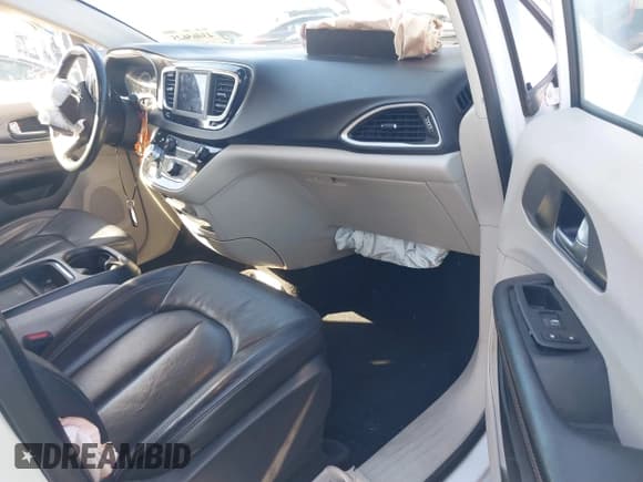 ✅ 2020 Chrysler Pacifica Touring L • VIN: 2C4RC1BG6LR284162 • Lot: 43465625. Listed on IAAI with 83,027 mi. Free auction sales archive from the USA and detailed vehicle history report at DreamBid. Image 5.