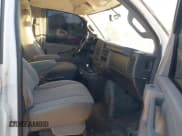 ✅ 2019 GMC Savana Cargo • VIN: 1GTW7AFG9K1326361 • Lot: 43598941. Wystawiony na IAAI z przebiegiem 154 258 mil. Bezpłatny archiwum sprzedaży aukcyjnych z USA i szczegółowy raport historii pojazdu na DreamBid. Zdjęcie 5.