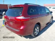 ✅ 2015 Toyota Sienna LE • VIN: 5TDKK3DC3FS572727 • Lot: 43696727. Wystawiony na IAAI z przebiegiem 169 978 mil. Bezpłatny archiwum sprzedaży aukcyjnych z USA i szczegółowy raport historii pojazdu na DreamBid. Zdjęcie 4.