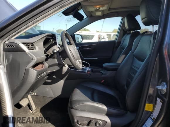 ✅ 2019 Toyota RAV4 Limited • VIN: JTMN1RFV0KD521385 • Лот: 86862085. Опубликован ранее на Copart с пробегом 133 210 миль. Бесплатный доступ к архиву аукционных продаж из США и подробный отчёт об истории автомобиля на DreamBid. Изображение 7.