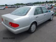 ✅ 1998 Mercedes-Benz E 320 • VIN: WDBJF65F9WA624805 • Lot: 42887706. Wystawiony na IAAI z przebiegiem 192 783 mil. Bezpłatny archiwum sprzedaży aukcyjnych z USA i szczegółowy raport historii pojazdu na DreamBid. Zdjęcie 4.