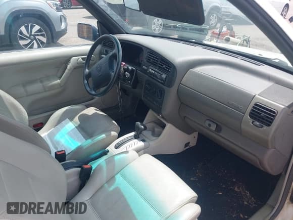 ✅ 1998 Volkswagen Cabriolet • VIN: 3VWBB81E4WM801240 • Lot: 42780919. Wystawiony na IAAI z przebiegiem 91 097 mil. Bezpłatny archiwum sprzedaży aukcyjnych z USA i szczegółowy raport historii pojazdu na DreamBid. Zdjęcie 5.