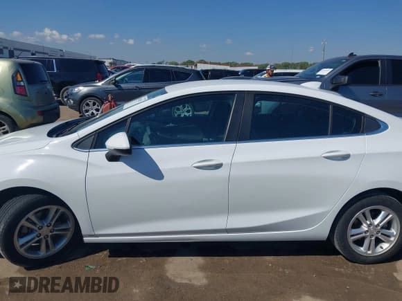 ✅ 2017 Chevrolet Cruze LT • VIN: 1G1BE5SMXH7228123 • Lot: 43396571. Listed on IAAI with 66,224 mi. Free auction sales archive from the USA and detailed vehicle history report at DreamBid. Image 14.