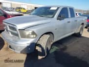 ✅ 2009 Dodge 1500 Laramie • VIN: 1D3HB18T39S709595 • Lot: 41575754. Wystawiony na IAAI z przebiegiem 184 790 mil. Bezpłatny archiwum sprzedaży aukcyjnych z USA i szczegółowy raport historii pojazdu na DreamBid. Zdjęcie 2.