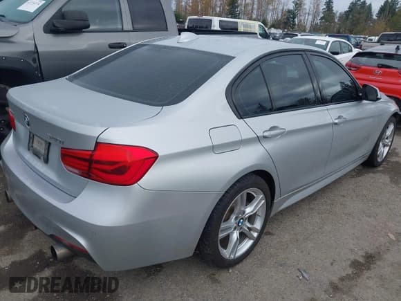 ✅ 2017 BMW 3 Series 340i xDrive • VIN: WBA8B7C39HK806640 • Lot: 43741085. Wystawiony na IAAI z przebiegiem 101 837 mil. Bezpłatny archiwum sprzedaży aukcyjnych z USA i szczegółowy raport historii pojazdu na DreamBid. Zdjęcie 4.