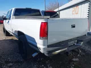 1996 Chevrolet Silverado 2500 z VIN 1GCGC29R7TE131498, wystawiony jako IAAI lot #41216674 z przebiegiem Nie podano mil oraz . Historia ofert i sprzedaży dostępna na DreamBid. Obrazek 3.