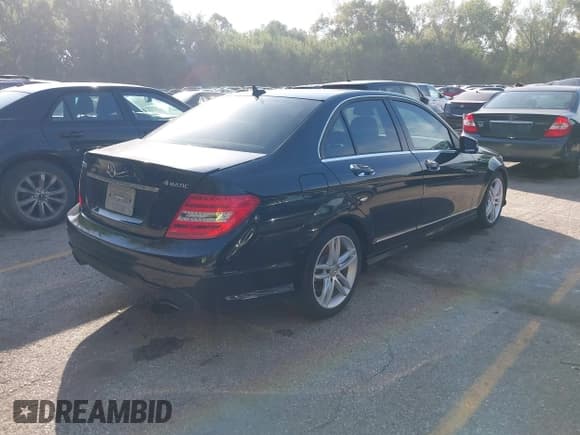 ✅ 2013 Mercedes-Benz C 300 Sport • VIN: WDDGF8AB3DR296537 • Лот: 43348651. Опубликован ранее на IAAI с пробегом 145 633 миль. Бесплатный доступ к архиву аукционных продаж из США и подробный отчёт об истории автомобиля на DreamBid. Изображение 4.