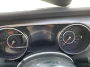 ✅ 2020 Jeep Wrangler Unlimited Sahara • VIN: 1C4HJXEM2LW337002 • Lot: 71056504. Wystawiony na Copart z przebiegiem Nie podano. Bezpłatny archiwum sprzedaży aukcyjnych z USA i szczegółowy raport historii pojazdu na DreamBid. Zdjęcie 9.