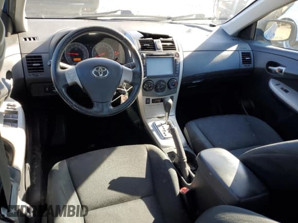 ✅ 2010 Toyota Corolla LE • VIN: 2T1BU4EE7AC499945 • Lot: 92505935. Wystawiony na Copart z przebiegiem 184 791 mil. Bezpłatny archiwum sprzedaży aukcyjnych z USA i szczegółowy raport historii pojazdu na DreamBid. Zdjęcie 8.