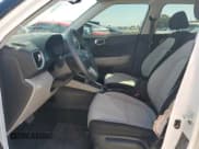 ✅ 2025 Hyundai Venue SEL • VIN: KMHRC8A39SU371638 • Лот: 81262885. Опубликован ранее на Copart с пробегом 12 557 миль. Бесплатный доступ к архиву аукционных продаж из США и подробный отчёт об истории автомобиля на DreamBid. Изображение 7.