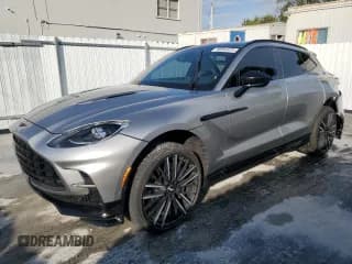 ✅ 2023 Aston Martin DBX 707 • VIN: SD7VUJBWXPTV06820 • Lot: 90994925. Wystawiony na Copart z przebiegiem 17 676 mil. Bezpłatny archiwum sprzedaży aukcyjnych z USA i szczegółowy raport historii pojazdu na DreamBid. Zdjęcie 1.