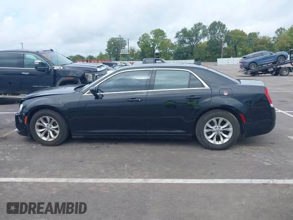 ✅ 2016 Chrysler 300 Touring • VIN: 2C3CCAAG7GH141793 • Lot: 43292102. Wystawiony na IAAI z przebiegiem 117 699 mil. Bezpłatny archiwum sprzedaży aukcyjnych z USA i szczegółowy raport historii pojazdu na DreamBid. Zdjęcie 13.