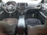 ✅ 2021 Jeep Cherokee Latitude • VIN: 1C4PJLCB8MD107063 • Lot: 60847615. Wystawiony na Copart z przebiegiem 102 506 mil. Bezpłatny archiwum sprzedaży aukcyjnych z USA i szczegółowy raport historii pojazdu na DreamBid. Zdjęcie 8.