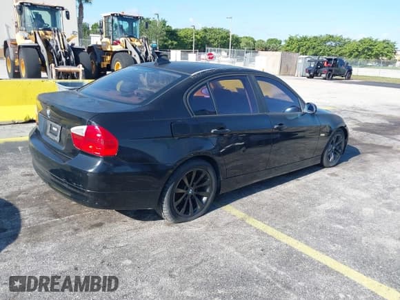 ✅ 2008 BMW 3 Series 328i • VIN: WBAVA33598K054082 • Lot: 42302290. Listed on IAAI with 156,141 mi. Free auction sales archive from the USA and detailed vehicle history report at DreamBid. Image 4.