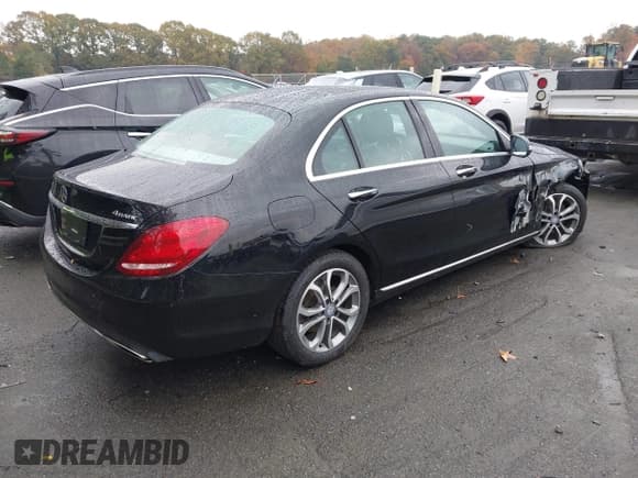 ✅ 2017 Mercedes-Benz C 300 • VIN: 55SWF4KB5HU191862 • Lot: 43571700. Wystawiony na IAAI z przebiegiem 135 236 mil. Bezpłatny archiwum sprzedaży aukcyjnych z USA i szczegółowy raport historii pojazdu na DreamBid. Zdjęcie 4.