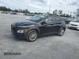 2021 Hyundai Kona SEL z VIN KM8K22AA2MU703177, wystawiony jako Copart lot #81137205 z przebiegiem 46 422 mil mil oraz Szkoda całkowita • Salvage title. Historia ofert i sprzedaży dostępna na DreamBid. Obrazek 1.