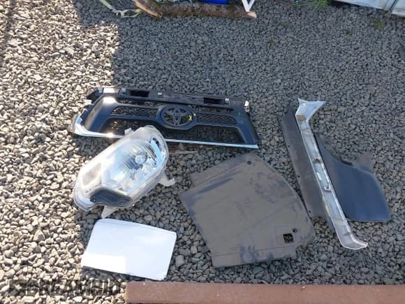 ✅ 2015 Toyota Tacoma PreRunner • VIN: 5TFJU4GN7FX090426 • Lot: 43520197. Wystawiony na IAAI z przebiegiem 106 907 mil. Bezpłatny archiwum sprzedaży aukcyjnych z USA i szczegółowy raport historii pojazdu na DreamBid. Zdjęcie 12.