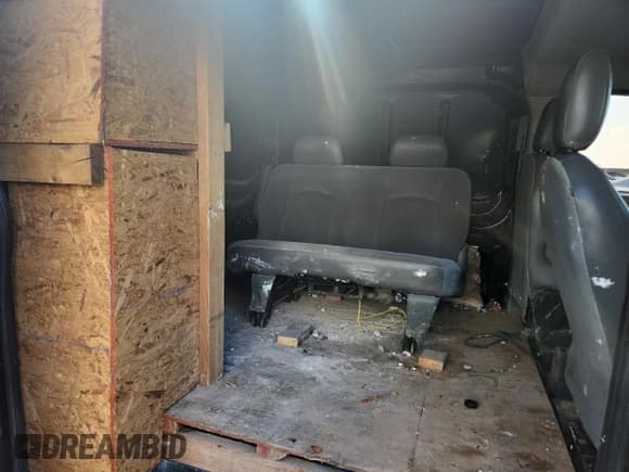 ✅ 2015 Ford Transit Cargo • VIN: 1FTNE1YMXFKB27372 • Lot: 80867355. Wystawiony na Copart z przebiegiem 128 366 mil. Bezpłatny archiwum sprzedaży aukcyjnych z USA i szczegółowy raport historii pojazdu na DreamBid. Zdjęcie 11.