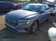 ✅ 2019 Audi e-tron Premium Plus • VIN: WA1LABGE4KB015125 • Лот: 43220501. Опубликован ранее на IAAI с пробегом 61 197 миль. Бесплатный доступ к архиву аукционных продаж из США и подробный отчёт об истории автомобиля на DreamBid. Изображение 21.