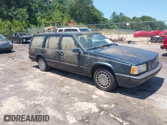 ✅ 1993 Volvo 940 • VIN: YV1JW8835P1066915 • Lot: 42583136. Wystawiony na IAAI z przebiegiem 344 472 mil. Bezpłatny archiwum sprzedaży aukcyjnych z USA i szczegółowy raport historii pojazdu na DreamBid. Zdjęcie 1.