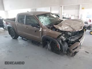 ✅ 2023 Nissan Frontier SV • VIN: 1N6ED1EJ5PN635128 • Lot: 43695261. Wystawiony na IAAI z przebiegiem 42 055 mil. Bezpłatny archiwum sprzedaży aukcyjnych z USA i szczegółowy raport historii pojazdu na DreamBid. Zdjęcie 1.