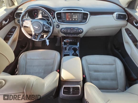 ✅ 2017 Kia Sorento EX • VIN: 5XYPHDA5XHG204397 • Lot: 81920225. Wystawiony na Copart z przebiegiem 205 845 mil. Bezpłatny archiwum sprzedaży aukcyjnych z USA i szczegółowy raport historii pojazdu na DreamBid. Zdjęcie 8.