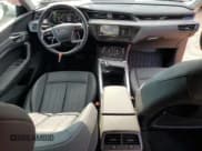 ✅ 2024 Audi Q8 e-tron Premium • VIN: WA14AAGE2RB015813 • Lot: 61265424. Wystawiony na Copart z przebiegiem 1 315 mil. Bezpłatny archiwum sprzedaży aukcyjnych z USA i szczegółowy raport historii pojazdu na DreamBid. Zdjęcie 8.