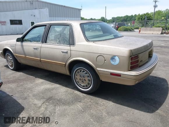 ✅ 1995 Oldsmobile Cutlass Ciera SL • VIN: 1G3AJ55M4S6365467 • Lot: 42183782. Wystawiony na IAAI z przebiegiem 105 044 mil. Bezpłatny archiwum sprzedaży aukcyjnych z USA i szczegółowy raport historii pojazdu na DreamBid. Zdjęcie 3.